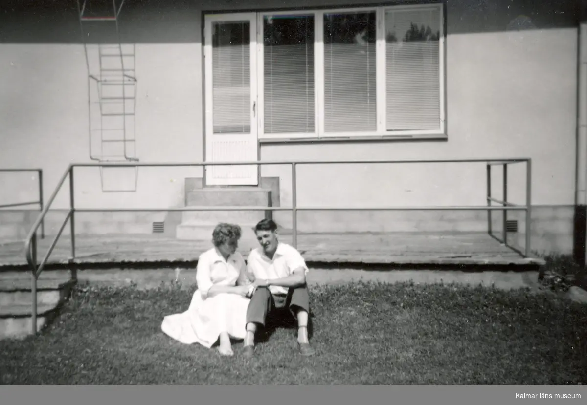 Birger och Britt Karlsson på baksidan av huset. Sommaren 1957.