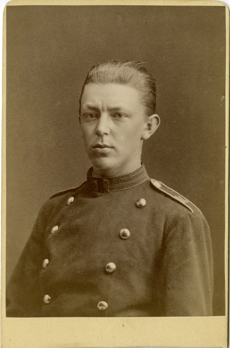 Porträtt av Åke Axelsson Natt och Dag, underlöjtnant vid Västgöta regemente I 6.
Se även bild AMA.0006715.