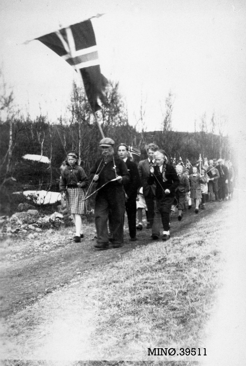 17. maitog på Narbuvoll. Adolf Johansen, foran. Målfrid Grønli, Olga Engåvoll