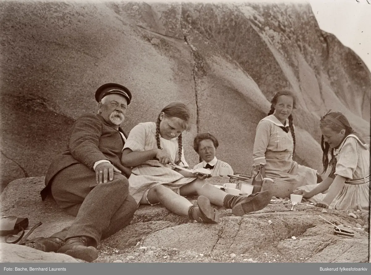 Bachfamilien ved landstedet på Tjøme
Utflukt til Sandø i 1914