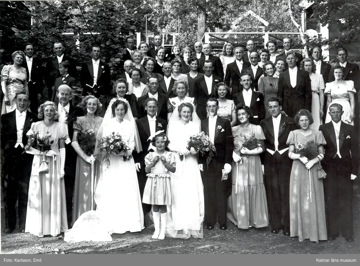 Dubbelbröllop i Misterhults kyrka den 23 juni 1948. Brudarna är systrar. Fotot taget på Basarkullen i Mörtfors.