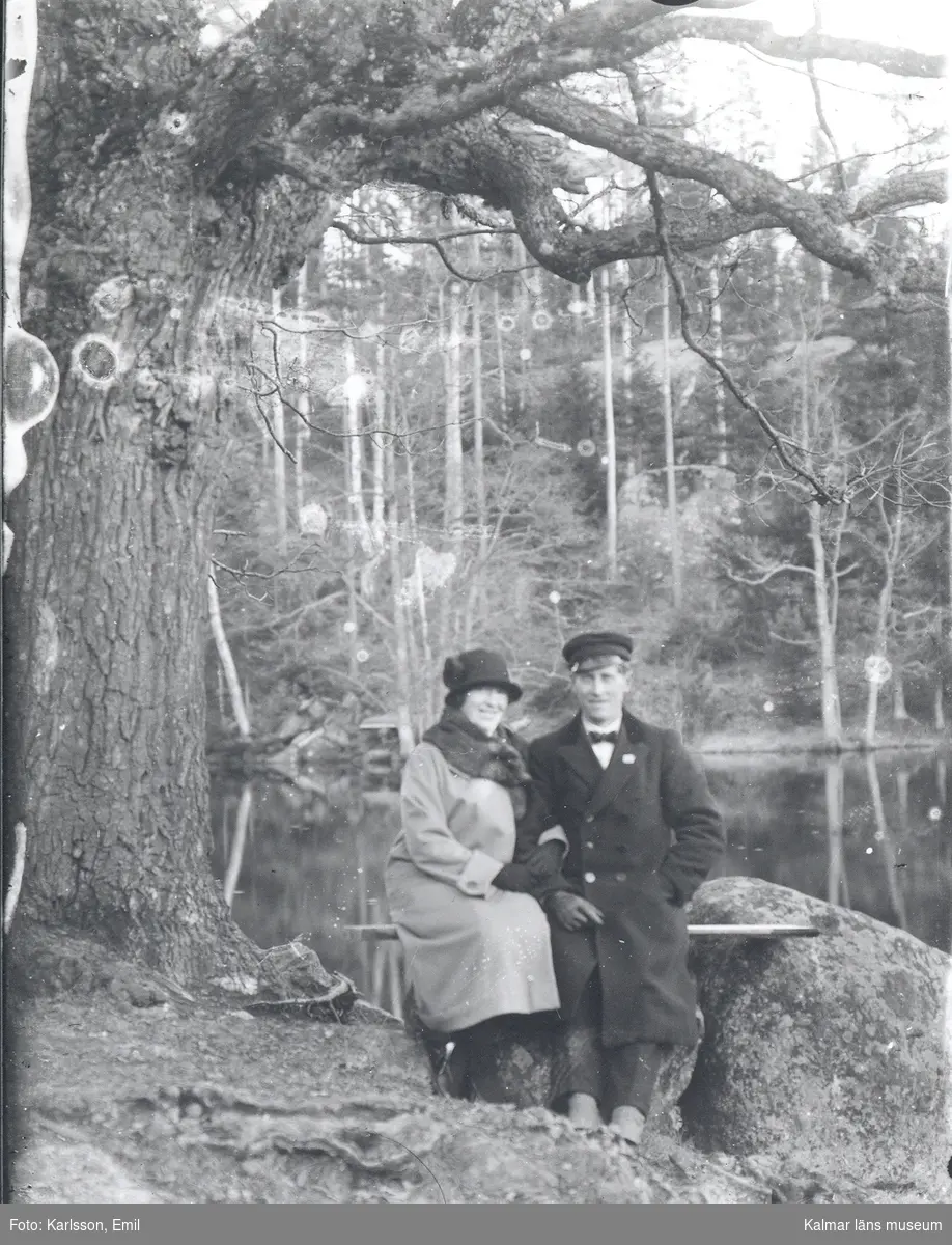Emils syster Anna med fästmannen Bror Karlsson, Misterhult.¨Fotograferade under "Kärleks-eken".