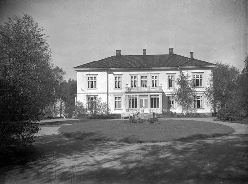 Svart-hvitt foto av Gaarder gård. Bildet viser hovedbygningen.