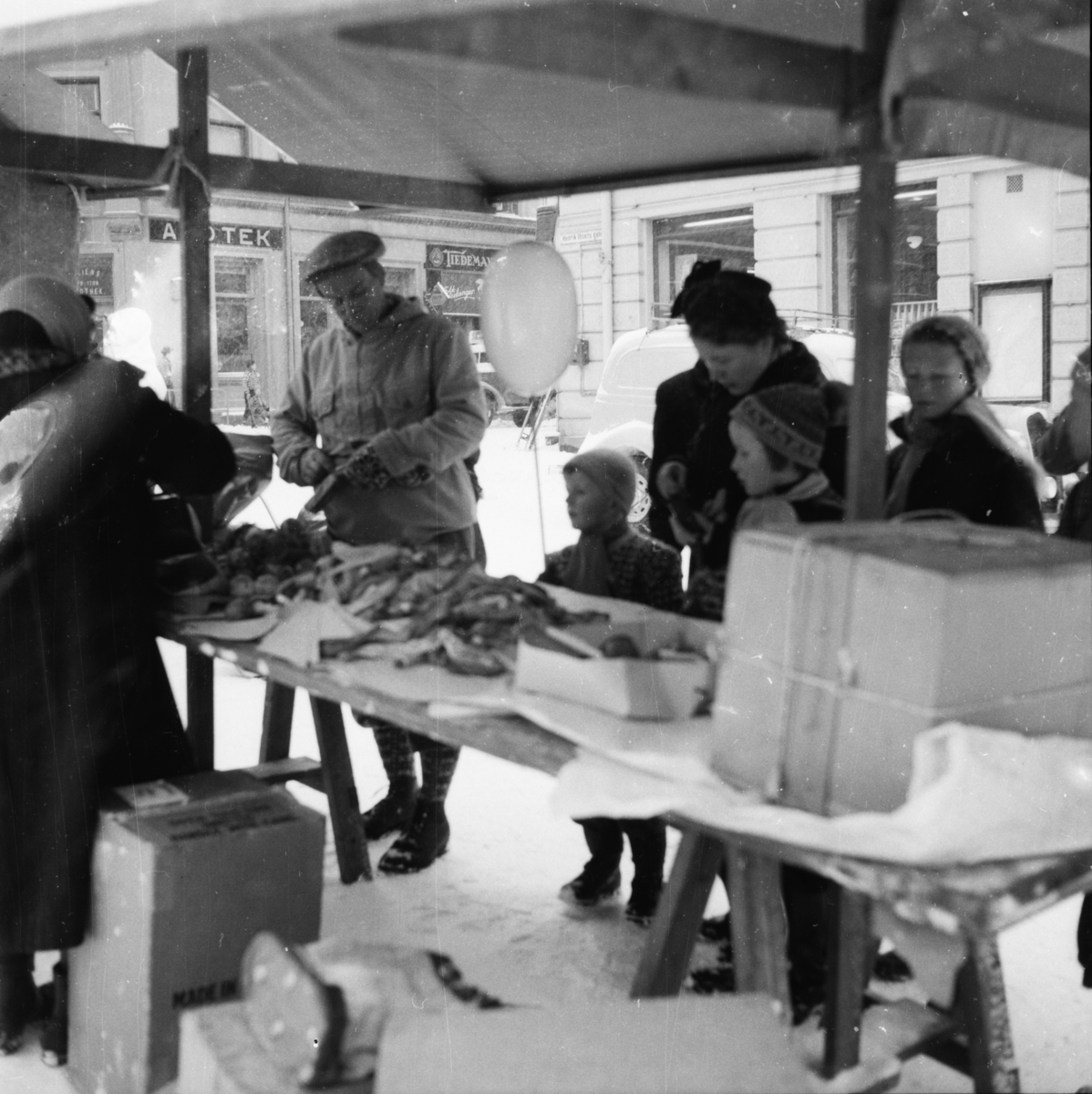 Vardens arkiv. "Marken åpnes"  23.02.1954