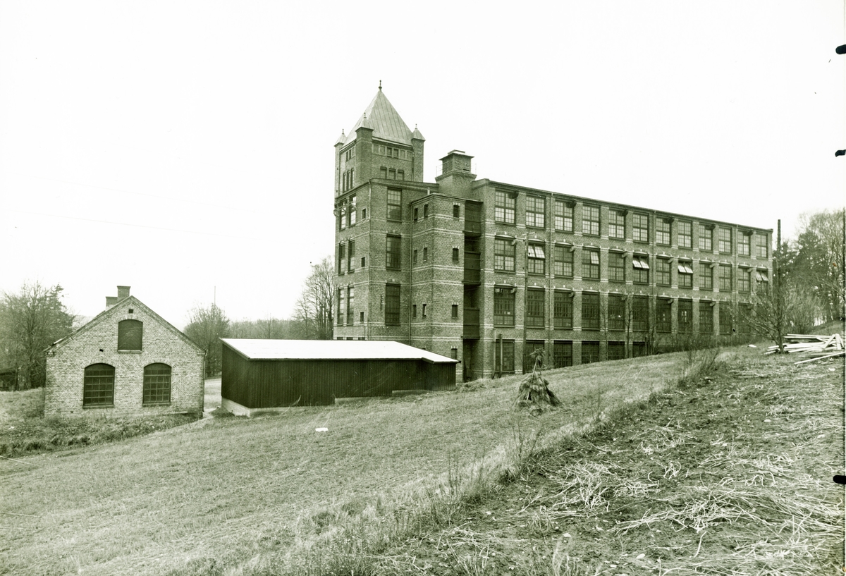 Exteriörbild August Werners textilfabrik i Anderstorp i Lindome. 1940-Talet?