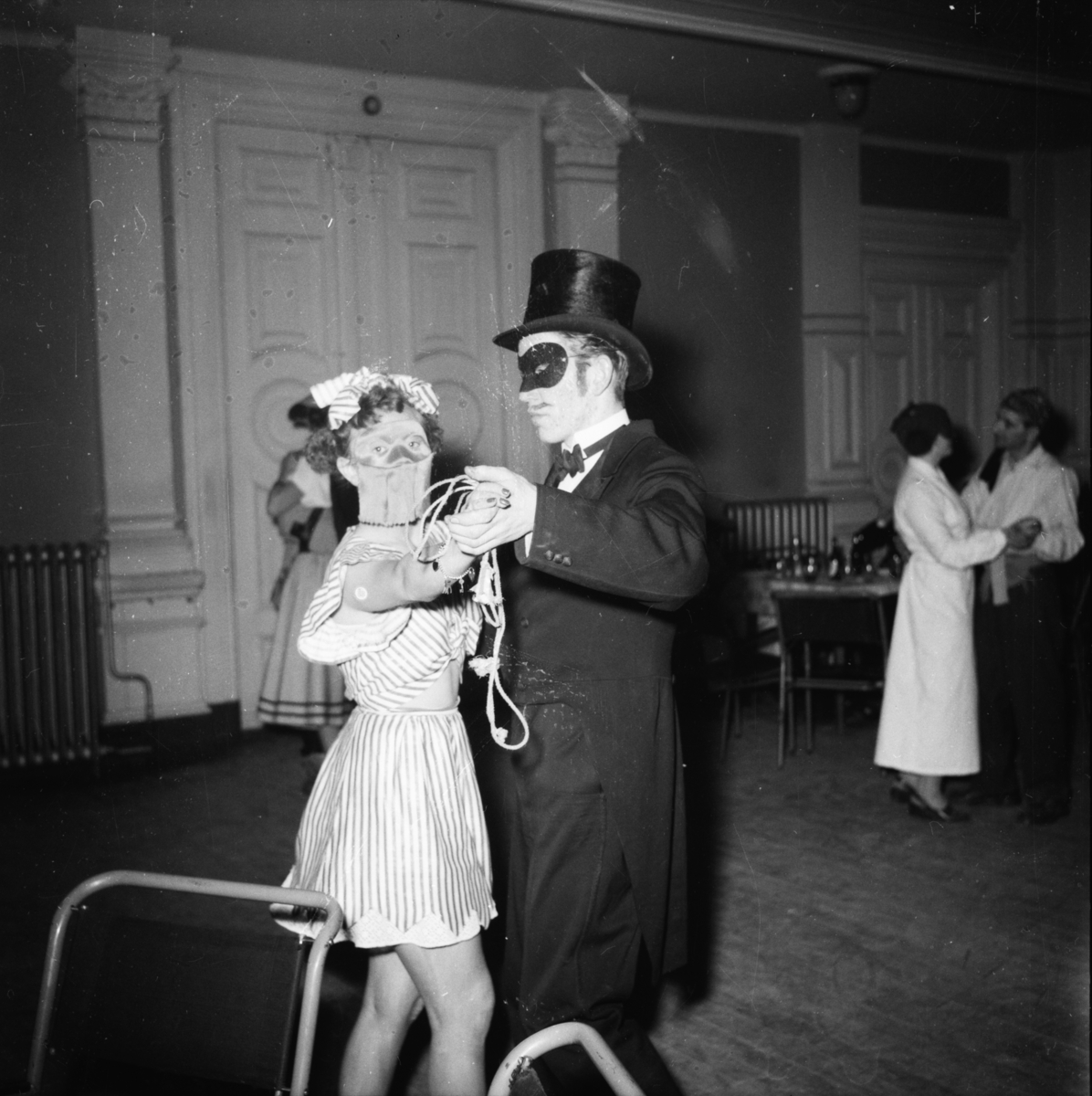 Vardens arkiv. "Byfor. arrangerer karneval i Festiviteten"  20.02.1954