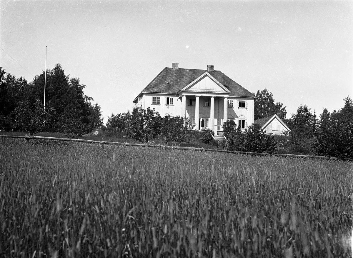Hovedbygningen på Kjølseth (østre) i Østre Toten. To bilder fra to ulike vinkler.