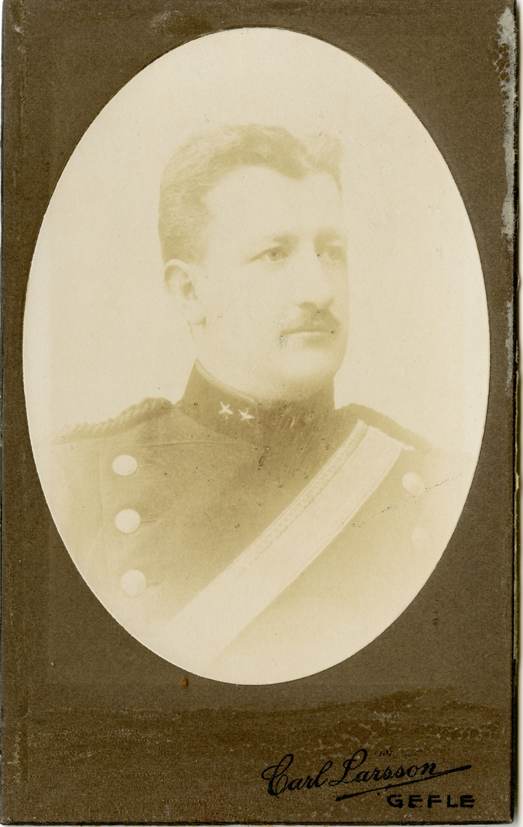 Porträtt av Johan Alfred Rundström, bataljonsläkare vid Södermanlands regemente I 10.