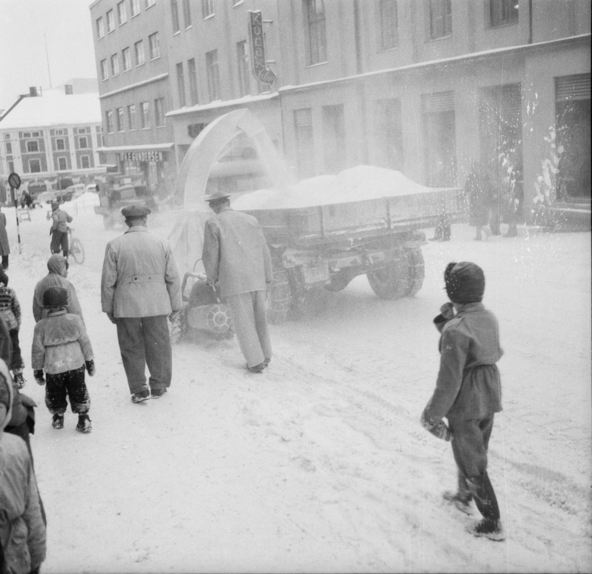 Vardens arkiv. "Snøfreser i aksjon i Skiens gater"  18.02.1954