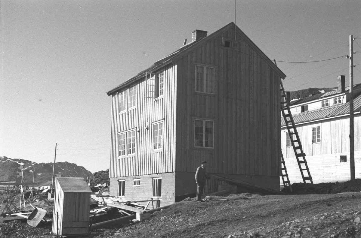 Gjenreisning. Bolighus for Lamøy i Honningsvåg. Skolebrakka ses på andre siden av veien. 1946/47.
