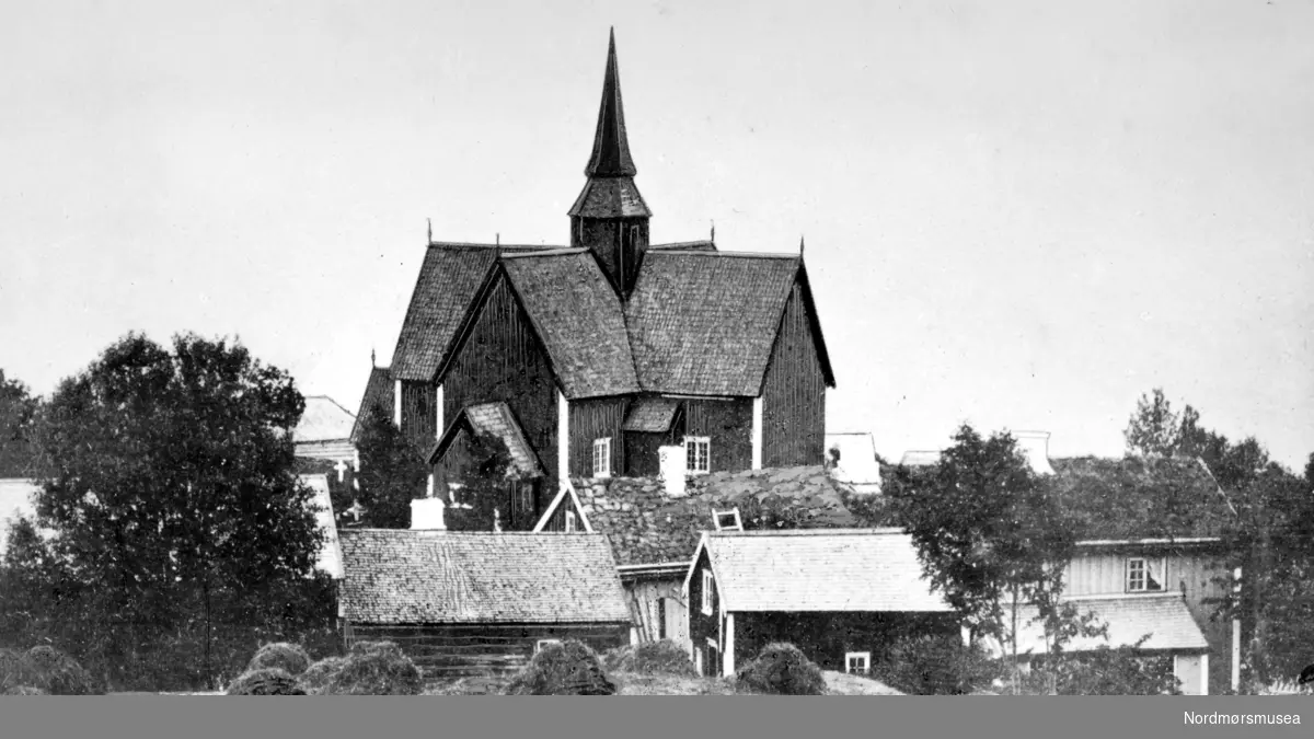 Foto fra Stangvik Kirke fra 1784, bygget av Fredrik(?) Eikrem, og senere revet i 1896/1897. Fra Nordmøre Museums fotosamlinger.
