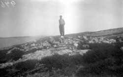 På bildet ser vi en gravrøys nord for Edøyvalens havbukt, næ