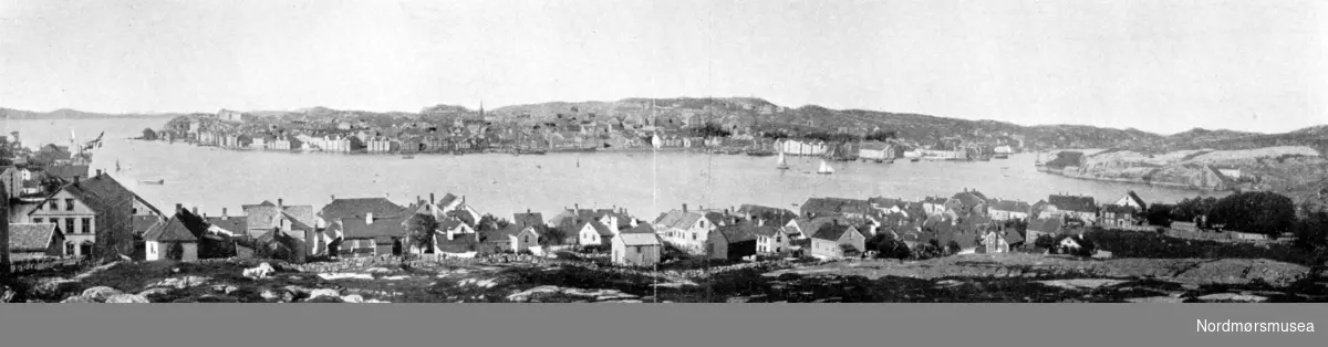 Utsikt fra Nordlandet mot havna, Innlandet, Kirkelandet og Gomalandet i Kristiansund. (Fra Nordmøre Museums samlinger)

