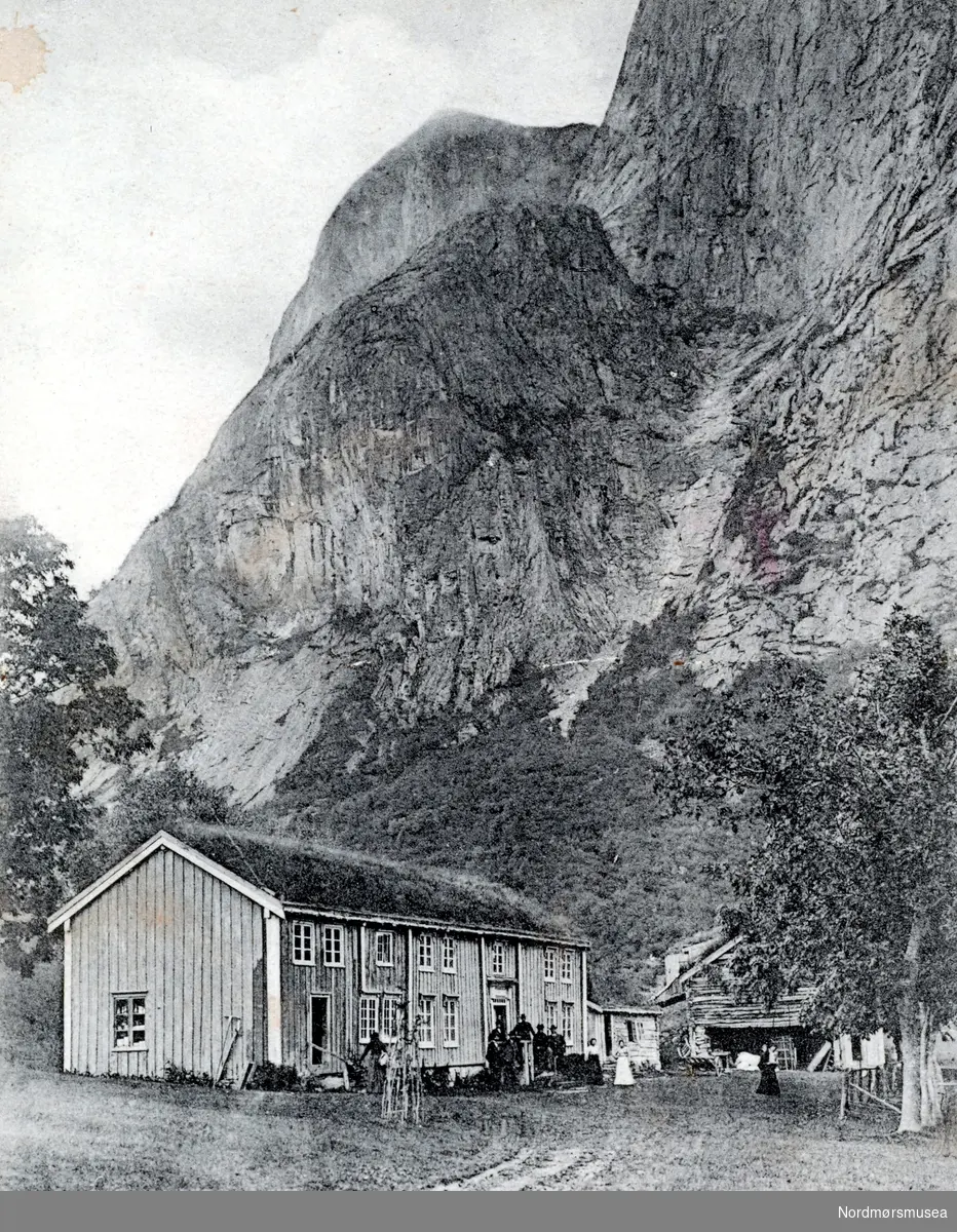 Gårdsbruk ved foten av et fjell.  (Fra Nordmøre Museum sin fotosamling.) EFR2015