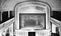 Postkort med interiørmotiv fra Festiviteten, her sett fra ga