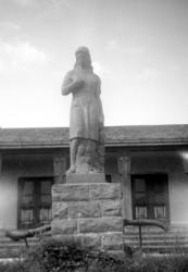 Serie:  Soldatheimen med statuen i forgrunnen, i Lars Guttor