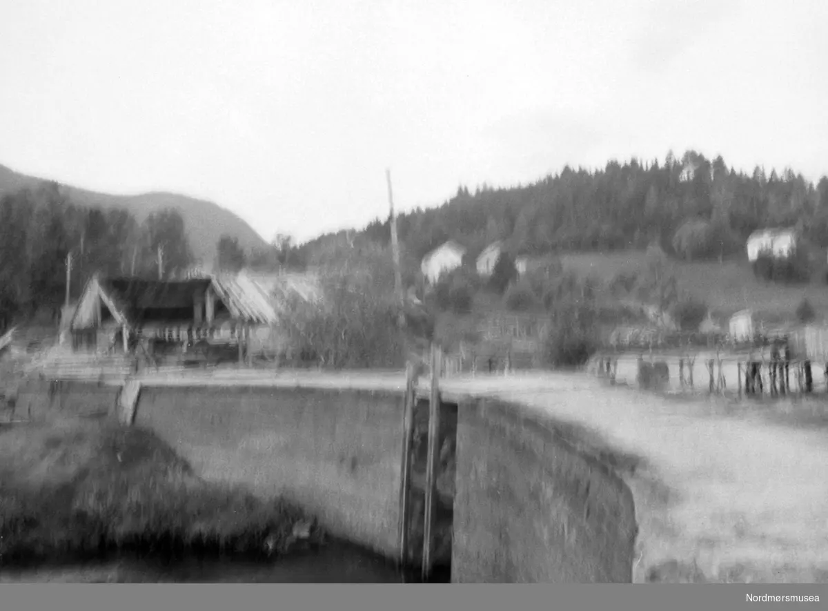 Dette er ikke Kvalvåg på Frei, men Kvalvåg på Nordmøre i Gjemnes kommune (Mellom Torvikbukt og Flemma). (info: Erlend Kvalvaag). 

";Sementdemningen ved gamle Saga på Kvalvåg (i N.). I bakgrunnen skimter en ruinene av saga (til venstre). Til høyre en snekkerfabrikk. Kvalvåghus (ikke hovedgården) oppover i bakgrunnen. Dårlig lysforhold."; Datering er trolig september 1956. Fra Nordmøre museums fotosamlinger.
