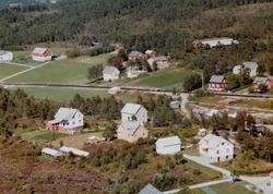 Flyfoto fra Tingvoll. Bildet er datert 30. juli 1963, og fot