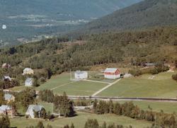 Flyfoto fra Brekka på Tingvoll. Bildet er datert 30. juli 19