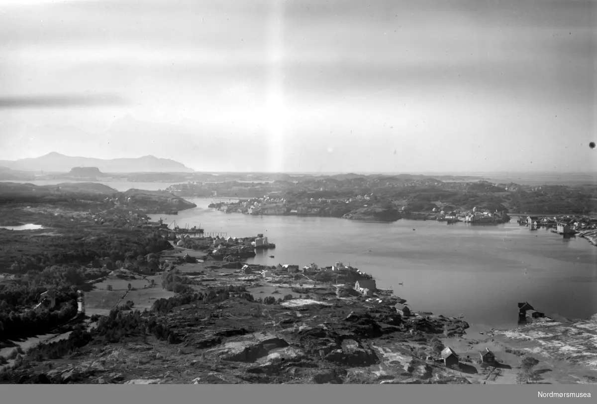 Kristiansund by med Bolgsvaet i front. Selve byen kan sees i bakgrunnen. Bildet kan muligens dateres til omkring 1947 til 1969. Fra Nordmøre museums fotosamlinger. Reg: EFR
