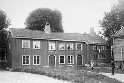 Se tekst i foto KMb-1982-024.0004. Hovedbygningen på Fosna g