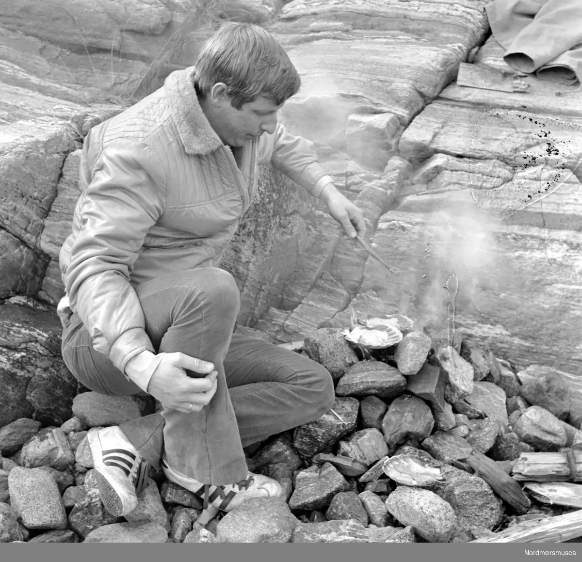 Fra en reportasje i Aftenposten om fiske mm. fra Vågen. Se brev 261/84, Arkiv nr. 44. Her ser vi fra tilberedingen av skjellene. Bildet er i serie med 1984/31:1 (KMb-1984-031.0001.jpg), og som er datert juni 1971. Fra Nordmøre Museums fotosamlinger.