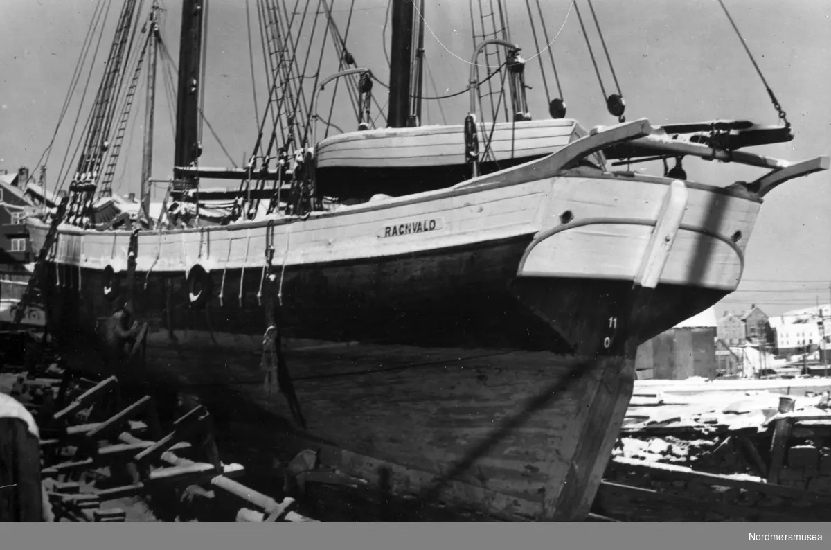 SS Alert på Mellemvæftet. Jonas Eriksen-brygga i Freiveien. Fra Nordmøre Museum sin fotosamling.