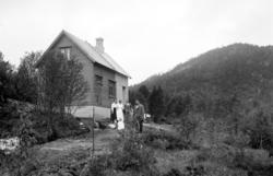 Tekst mangler. Har du tips? Foto fra et ukjent hus, trolig f