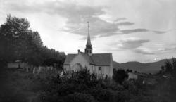 Dette er Halsa kirke, korskirke bygd i 1724 i tømmer med 330