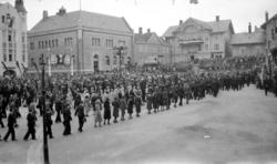 Foto fra 17. mai 1931, hvor vi ser torgplassen fullt av folk