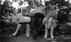 Georg Sverdrup, her med en kvinne i hver arm, hvorav den ene