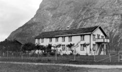 Bilde av "Reitan Hotell" i Eikesdal.   Fra Nordmøre Museums 