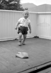 Fotografi av en liten gutt. Barnet er Per Georg Sverdrup i l