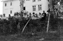 Foto fra en gruppe mennesker samlet i forgrunnen av Solbakke