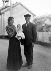 Foto av en kvinne, mann og barn. De er trolig familie eller 