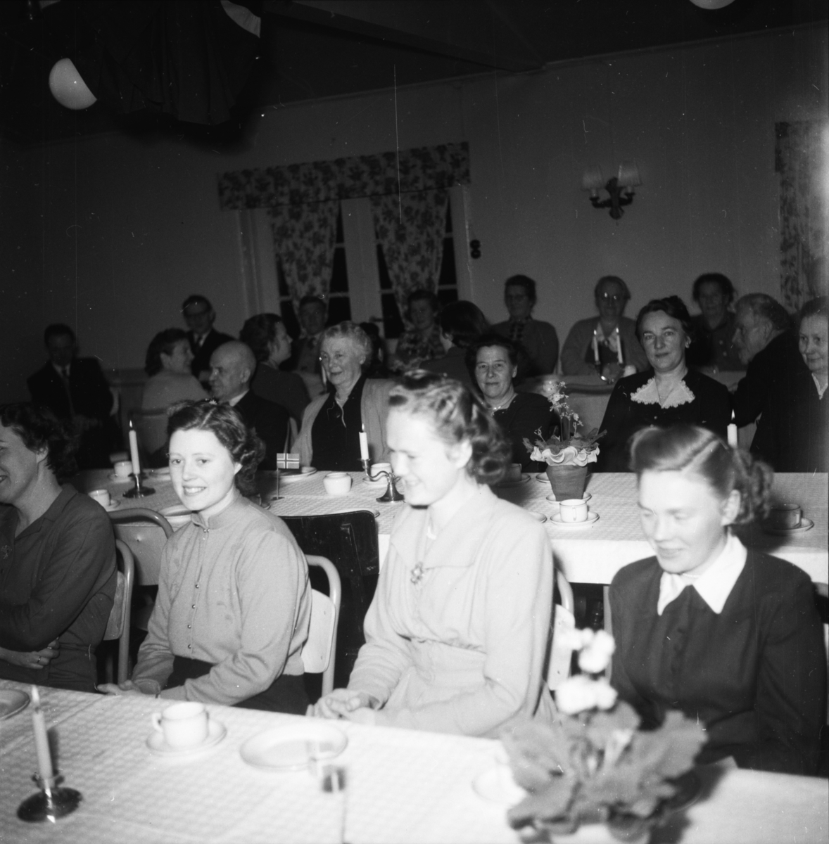 Vardens arkiv. "Hyggekveld i kolonihagene på Gjemsø"  10.02.1954