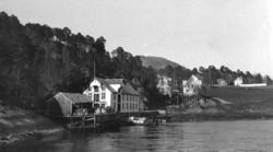 På bildet ser vi dampskipskai, brygge og sjøhus, med vei og 