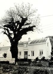 Foto av et eldre
bolighus i Kristiansund,
ukjent hvor. Fra N