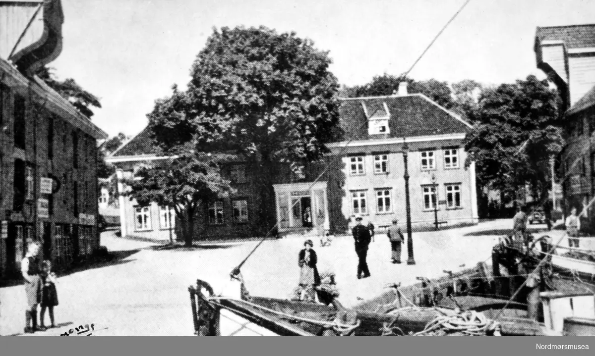 Foto fra Johnsengården ved Johnsenhuken i Vågen på Kirkelandet i Kristiansund. Bildet kan dateres til omkring 1890 til 1920. Fotoet er stemplet Monge foto, men usikkert om han er fotograf. Fra Nordmøre museums fotosamlinger. dublett?