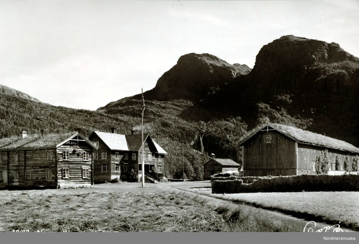 Kårvatn gård i Todalen.
Prospektkort.
(Fra Nordmøre Museum sin fotosamling)