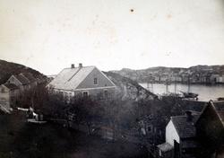 Innlandet skole sett fra sørøst, med mindre bebyggelse i run