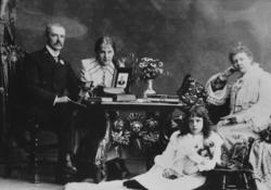 Familien Farmen, på besøk i Kristiansund. Her ser vi P. Farm