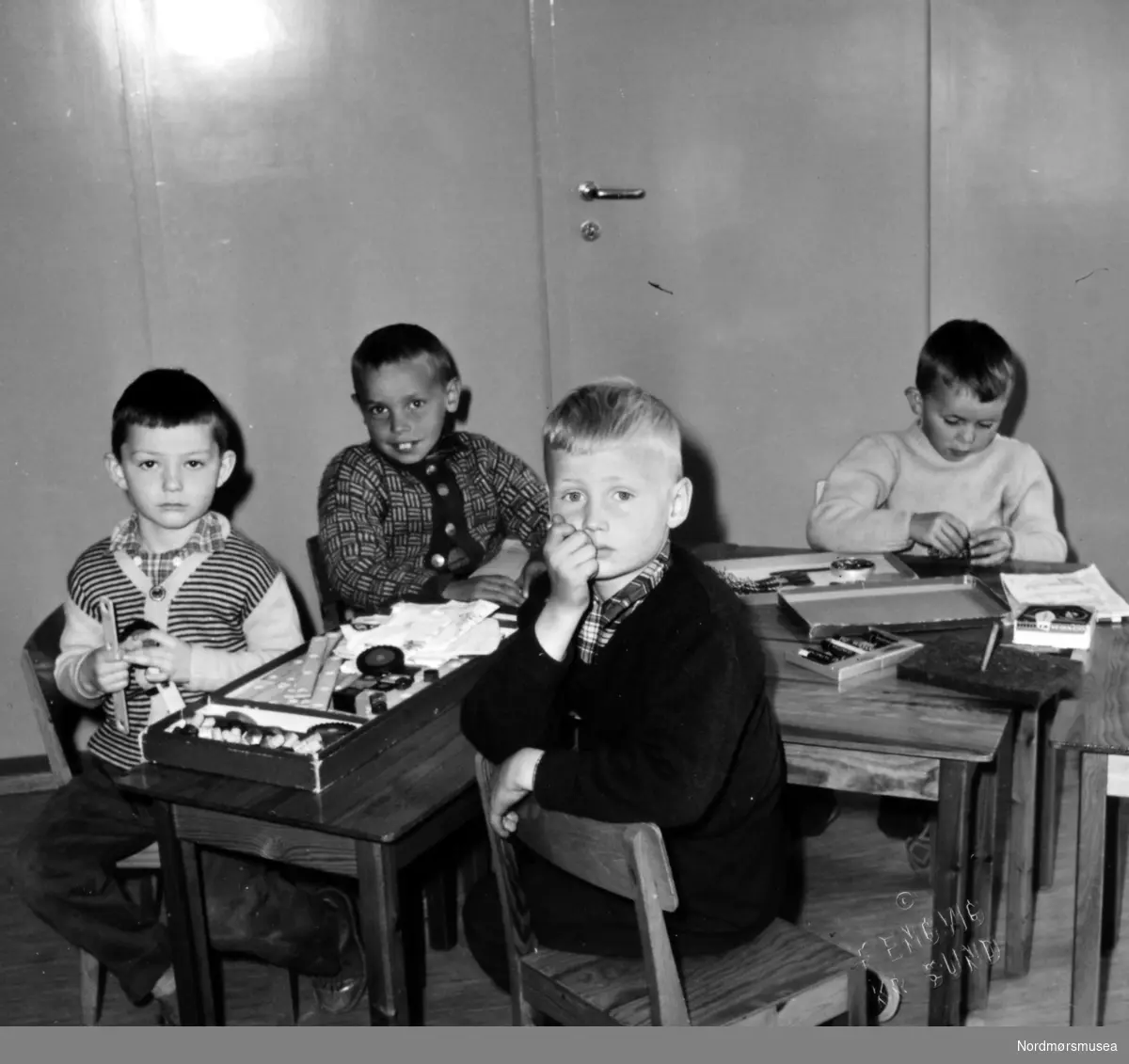 En gruppe barn i lek ved den katolske
Stella Maris barnehage i Kristiansund. Datering etter 1955. Fra Nordmøre Museums fotosamlinger.
