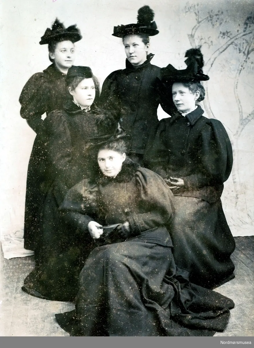 Portrett av fem  kvinner, hvor vi ser fra øverst til venstre: B. Iversen, Sofie(?) Halvorsen(?). To andre kvinner kan være: Gerda(?) Tingv.(?) og Marie Lie (?). Teksten er påskrevet originalbildet. Fra Nordmøre museums fotosamlinger. EFR2015