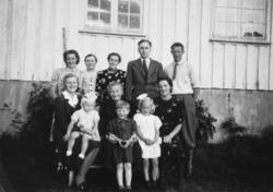 På Heggset 1945. Foran f v Ingeborg (Sæter) Williamsen med M