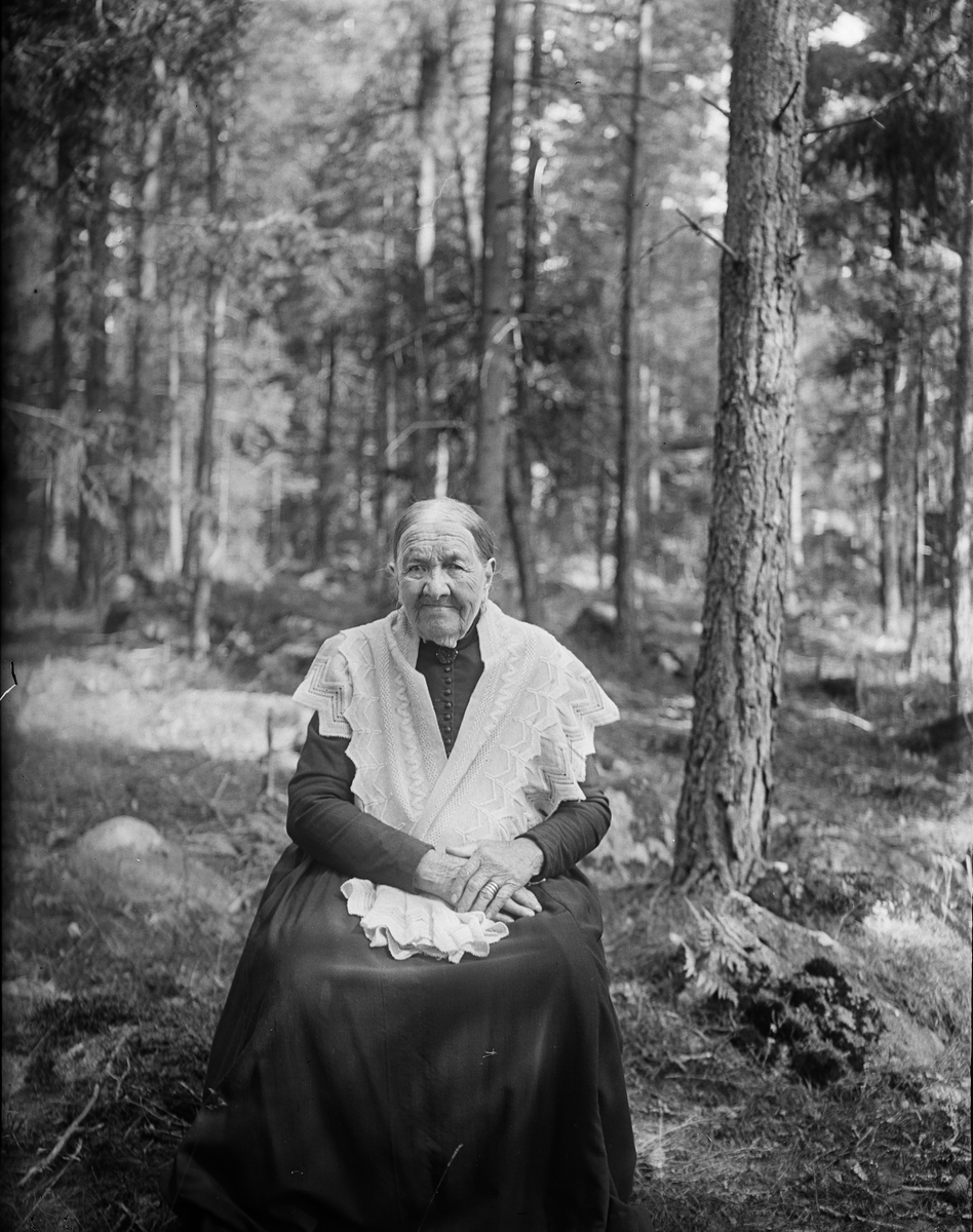 "Mor Lindvall i Billerstena", Altuna socken, Uppland 1920