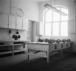 Vardens arkiv. "Nytt metalsløyd-rom, Gjemsø"  08.02.1954