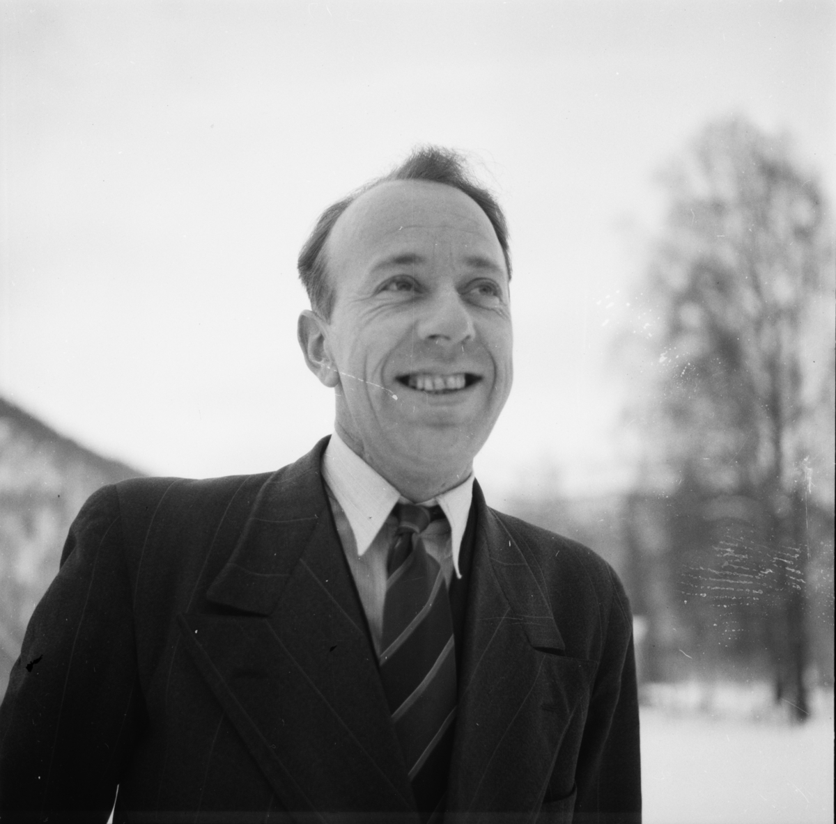 Vardens arkiv. "Foran Kviteseid Idr. landsrenn 25-27-28 d.m."  03-04.02.1954