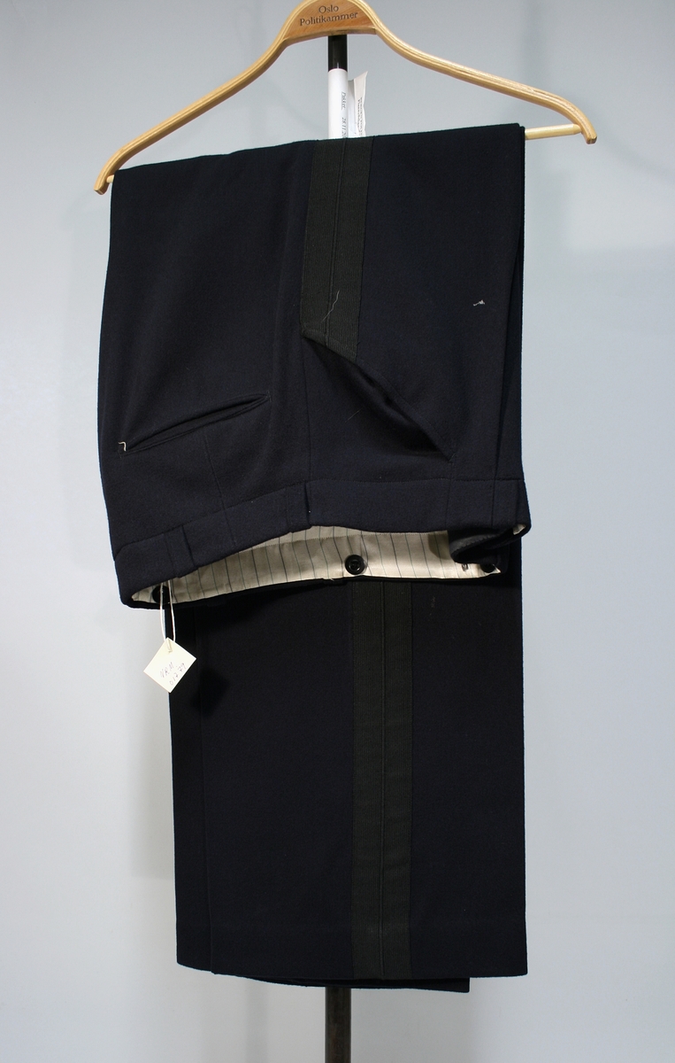 Sort bukse med sort passpoil