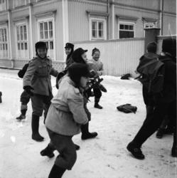 Vardens arkiv. "Barn som lekeslåss"  26.01.1954